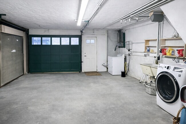 Building Photo - 2-17 Burns St