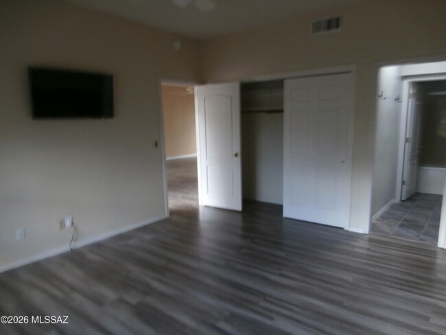 Building Photo - 870 W Calle de Emilia