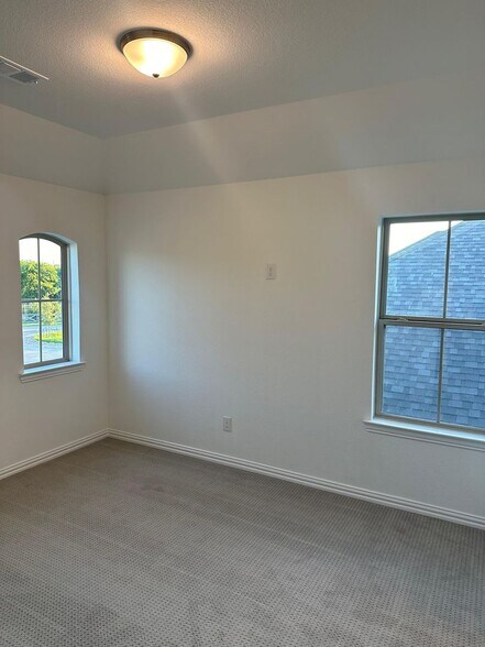 Building Photo - 613 Florence Trl