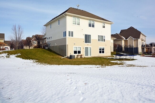 Building Photo - Spacious 5-Bed 4-Bath Home Available in Chaska - Great Location!