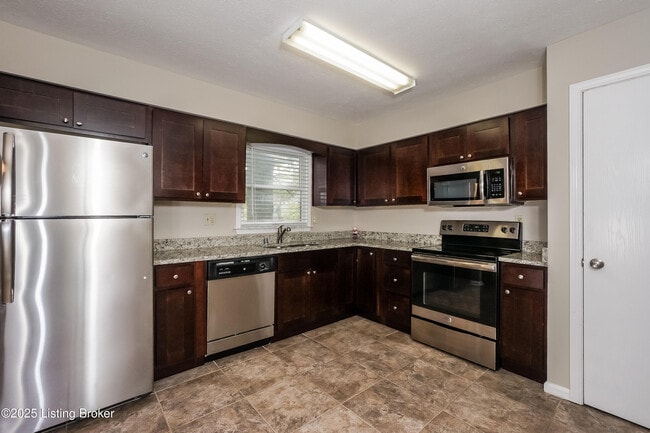 Building Photo - 8704 4 Oaks Ct