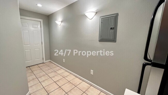 Building Photo - Updated 1BD I 1BA Tri-Plex - Molalla