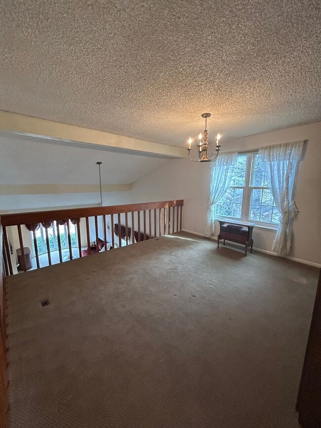 Building Photo - 5 BR/3 1/2 BA in the Desirable Meadowglen Community!!