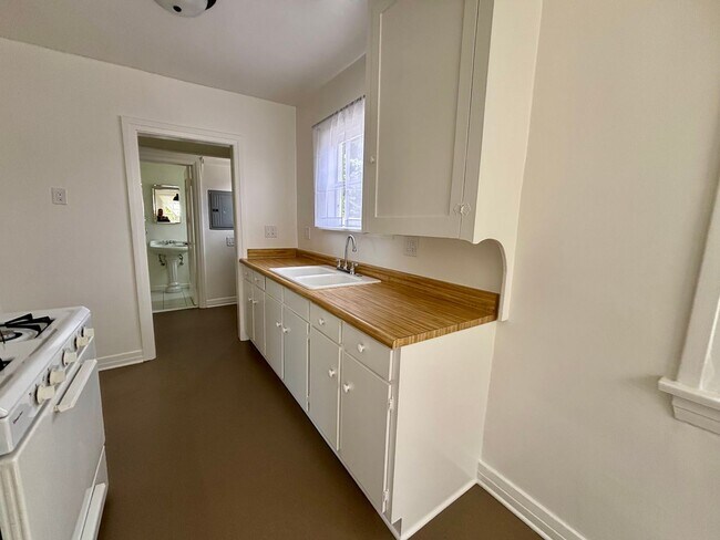 Building Photo - 2809-2821.5-28215 Rowena Ave