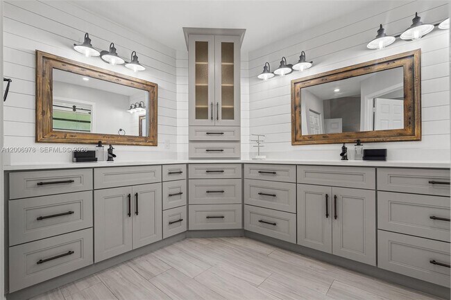 Building Photo - 9161 Vineyard Lake Dr