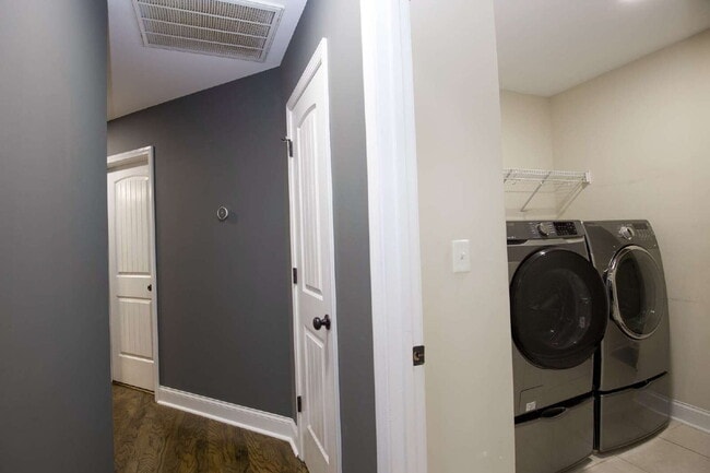 Building Photo - *Lease Special!* Fiber optic internet incl...