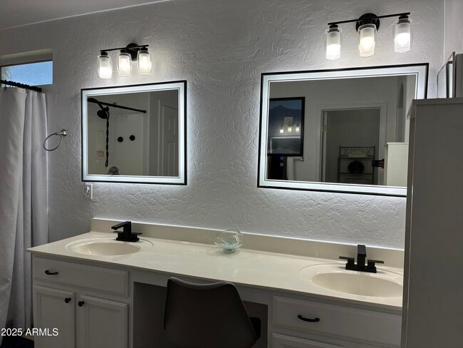 Building Photo - 13438 W Rose Ln