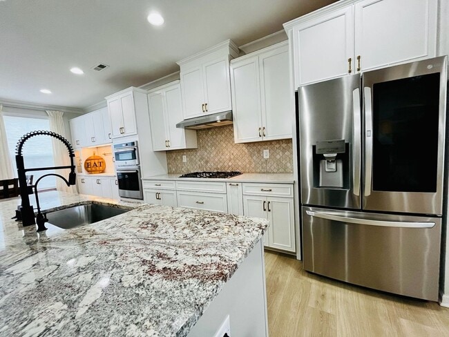 Building Photo - Beautiful 4BR Townhouse in Ballantyne