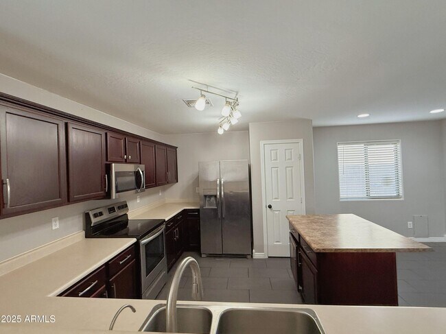Building Photo - 2528 E Meadow Creek Way