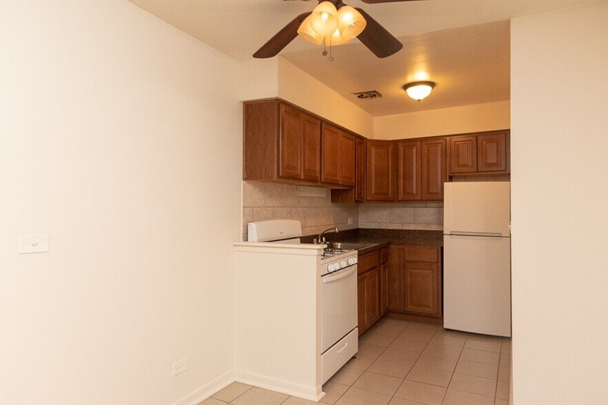 Building Photo - 535 W Aldine Ave