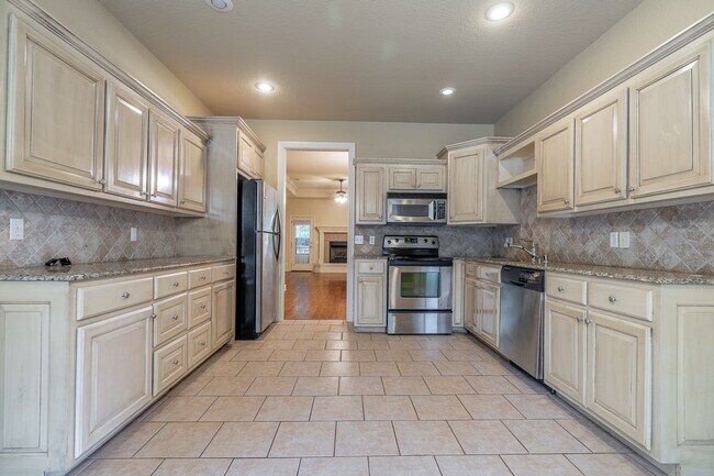 Building Photo - Beautiful & spacious 4 Bedroom condo w/fen...