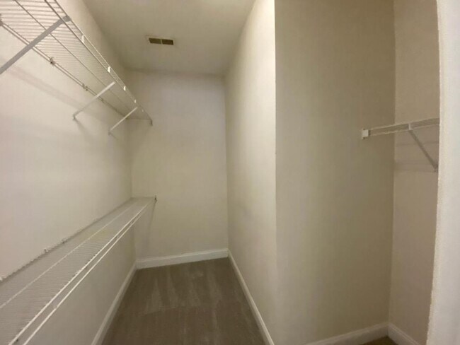 Building Photo - 3 Bedroom, 2 bath home in North Shore Comm...