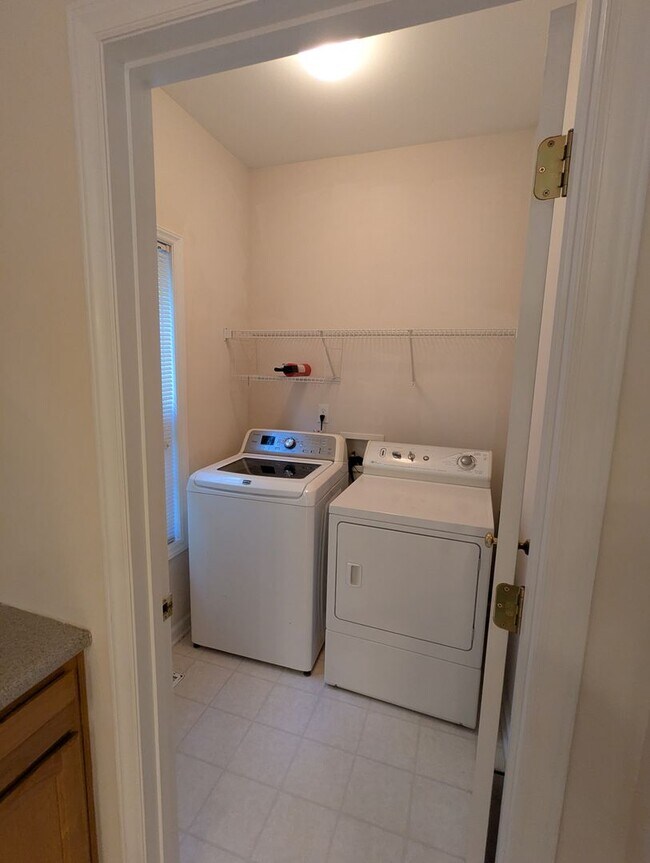 Building Photo - Spacious 4-Bedroom, 3-Bath Home in Parkside!