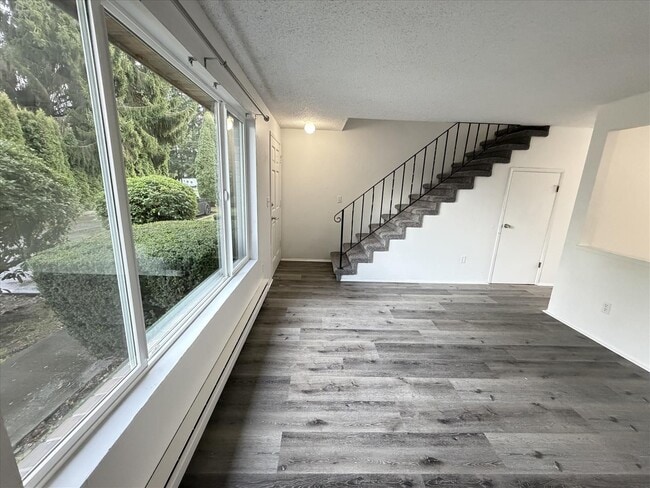 Building Photo - $2100 / 2br - 789 ft2 - Townhome/garage/fenced yard