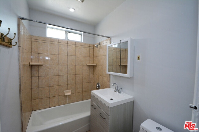 Building Photo - 179 W Spazier Ave