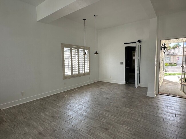 Building Photo - Updated Single Story, 2 Bedroom Home in De...