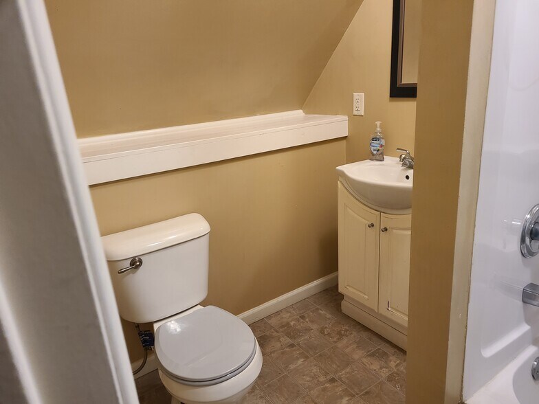 Building Photo - 914 S Center St