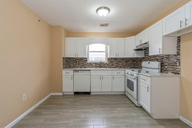 Building Photo - 7 Halleck St