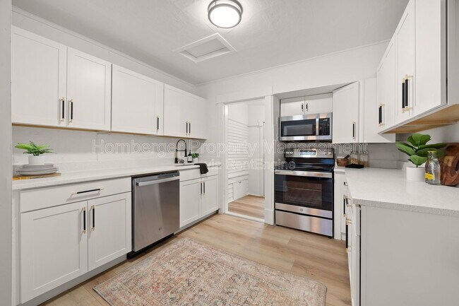 Building Photo - 627 E Wellesley Ave