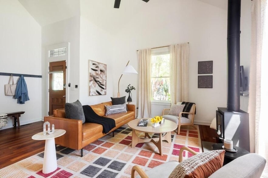 Building Photo - 685 Wylie St SE