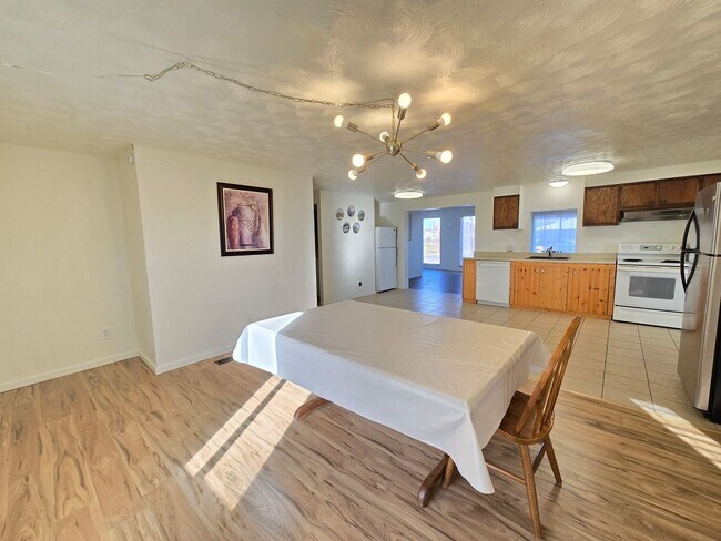 Building Photo - LIght Filled Rambler-Flexible lease term-