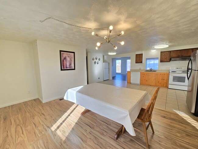 Building Photo - Spectacular New Remodel-Flexible lease term-