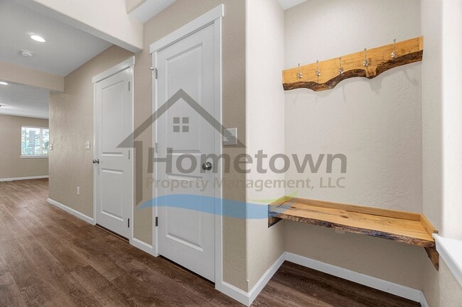 Building Photo - 3 Bedroom 3 Bathroom Home with Attached Ga...
