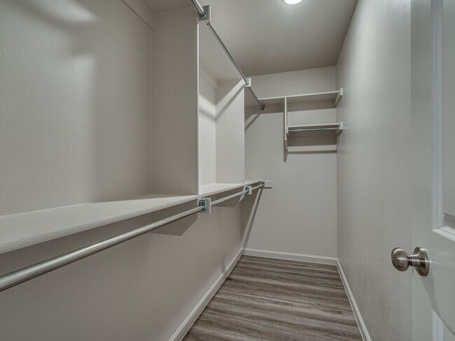 Building Photo - Spacious 4 Bedroom 2 Bath Duplex in Oakdale Schools - Lawn Care Included