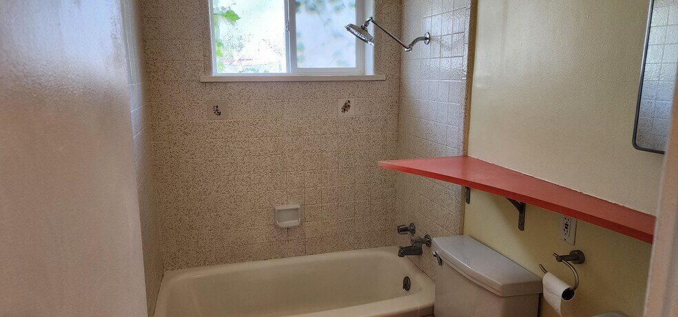 Building Photo - 907 E Laird Ave