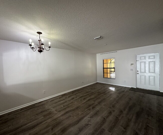 Building Photo - Beautiful Townhome
