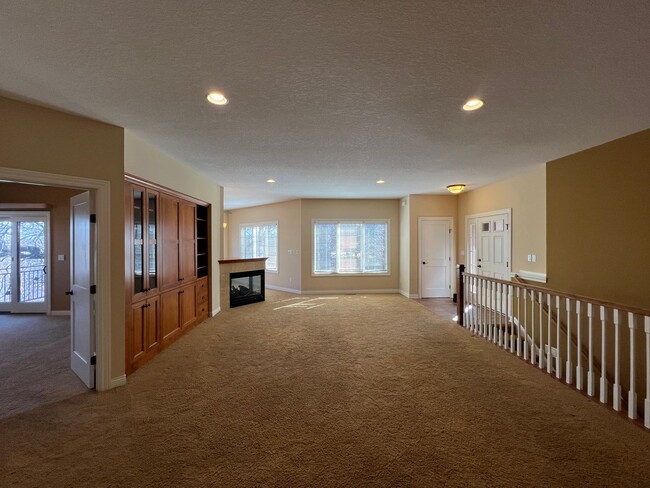 Building Photo - Luxury townhome