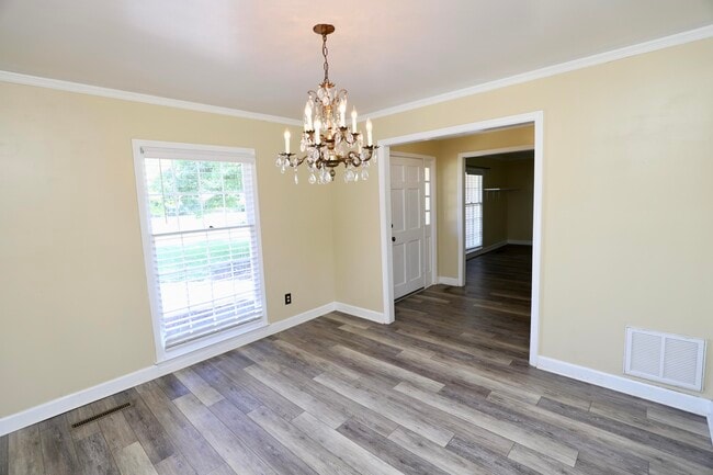 Building Photo - 549 Pringle Dr