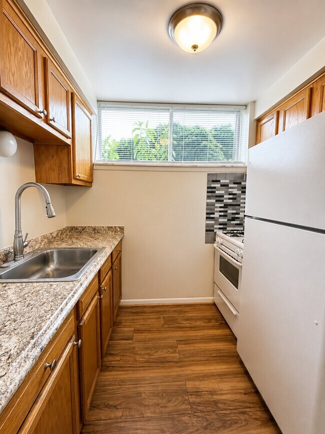 Building Photo - 150 Huronview Ct