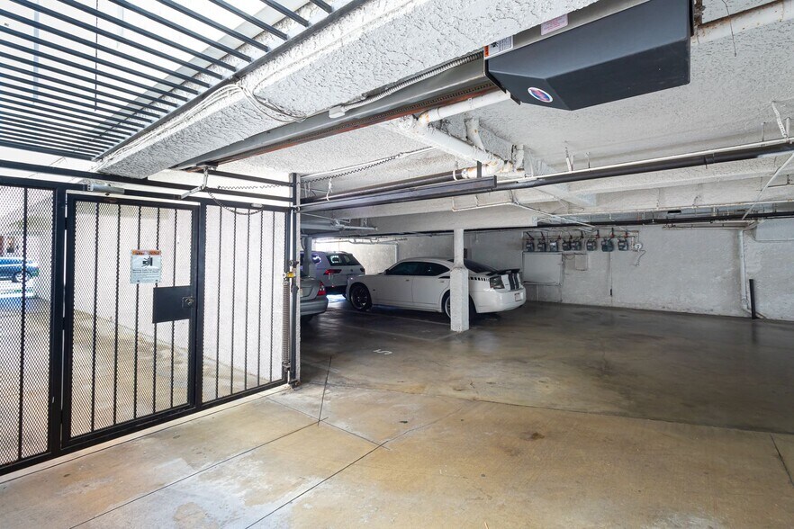 Building Photo - 1751 S Bentley Ave
