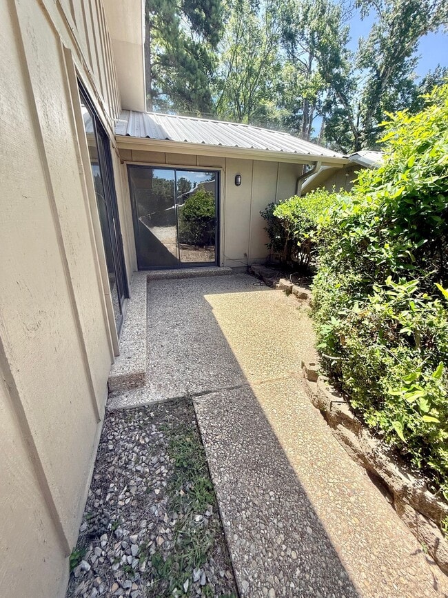 Building Photo - Newly renovated 2-bed/2-bath