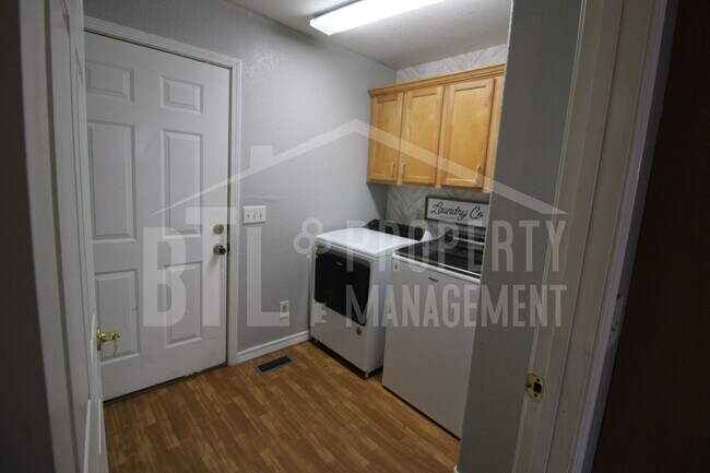 Building Photo - 3 Bedroom 3 Car Garage Family Home near Do...