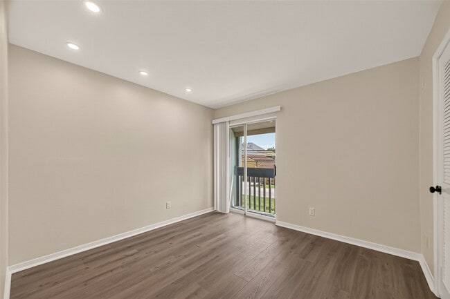 Building Photo - 5056 Glenmont Dr