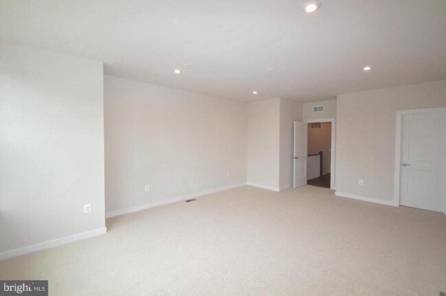 Building Photo - 13518 Sayward Blvd