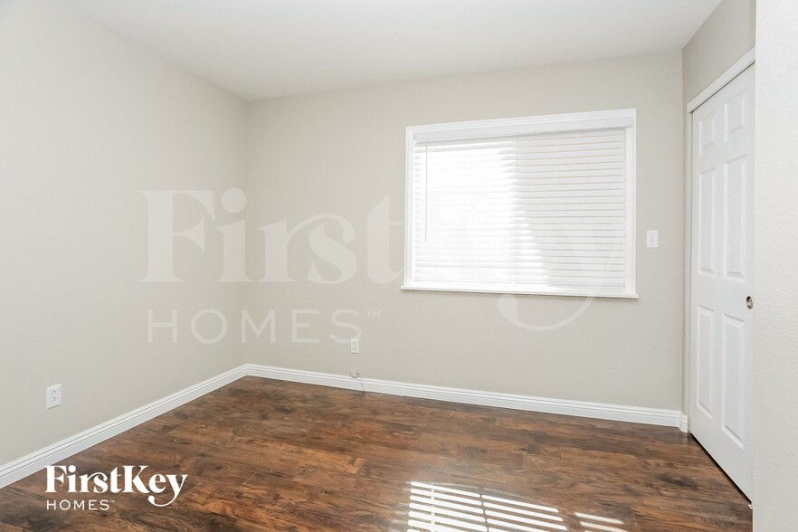 Building Photo - 2328 Brighton Shore St