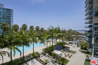 Building Photo - 13700 Marina Pointe Dr