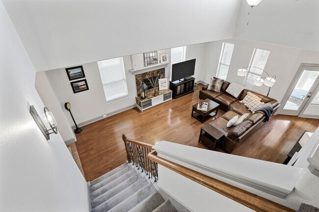 Building Photo - Stunning Townhome in Coves at Columbian Club