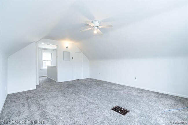 Building Photo - 1587 Leroy St