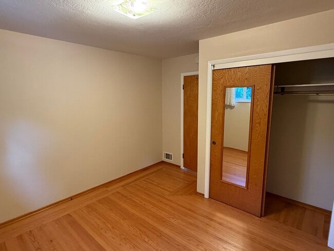 Building Photo - Spacious 3 bedroom, 1.5 bathroom Home in R...
