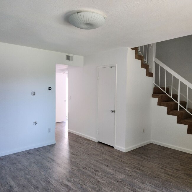 Building Photo - Tierrasanta 4 bedroom 2.5 bath townhouse w...