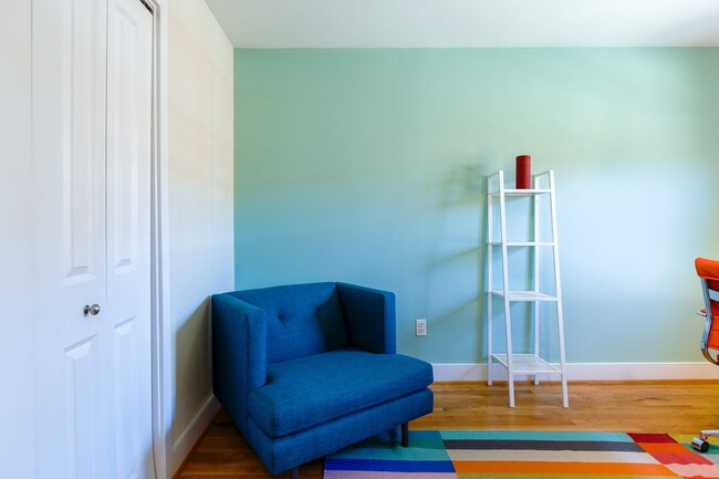 Building Photo - Stylish Condo in Hill East - Parking Space...