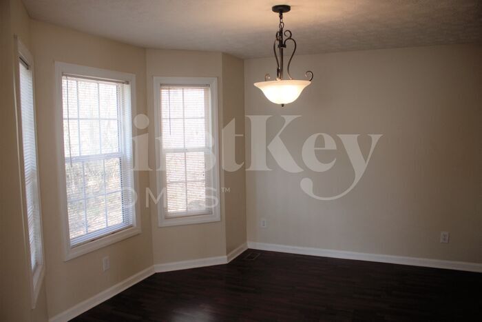 Building Photo - 3930 Pine Tree Ln