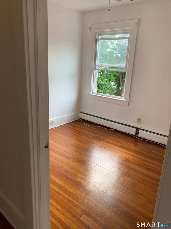 Building Photo - 10 Bank St