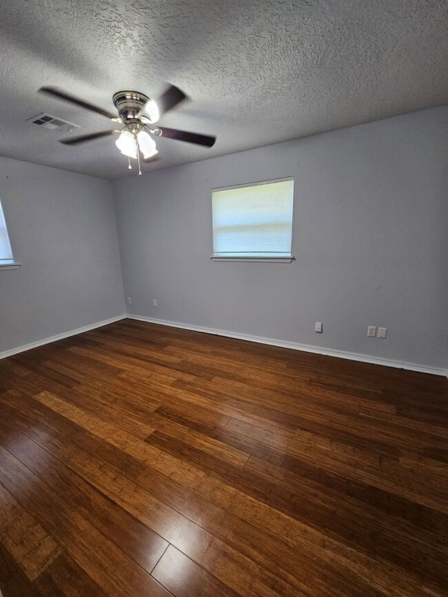 Building Photo - (2) Bed/(2) Bath with Storm Shelter Avail ...