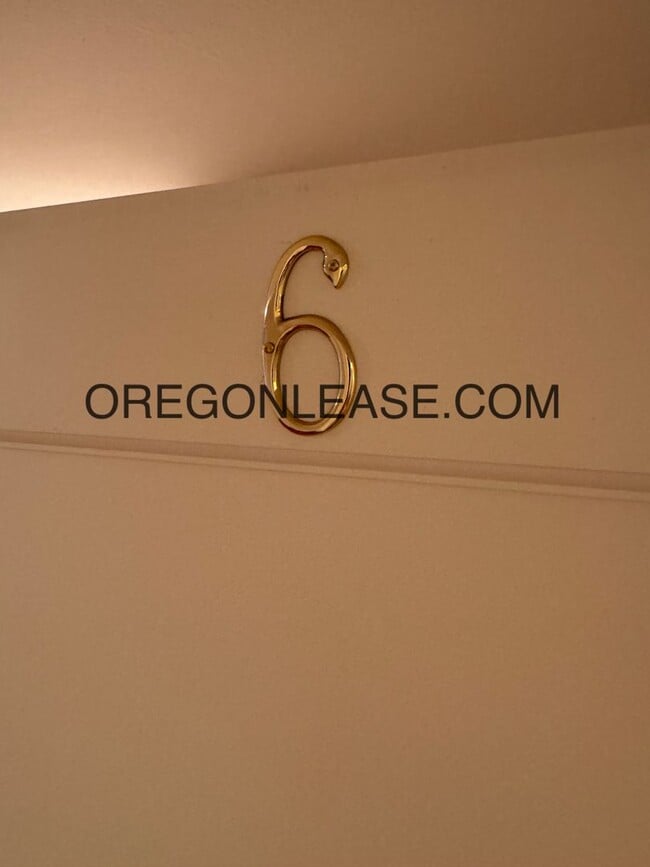 Building Photo - 1 bedroom 1 bath downtown apartment - available now