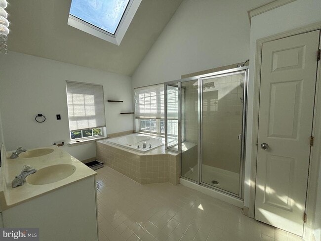 Building Photo - 721 Deer Creek Dr